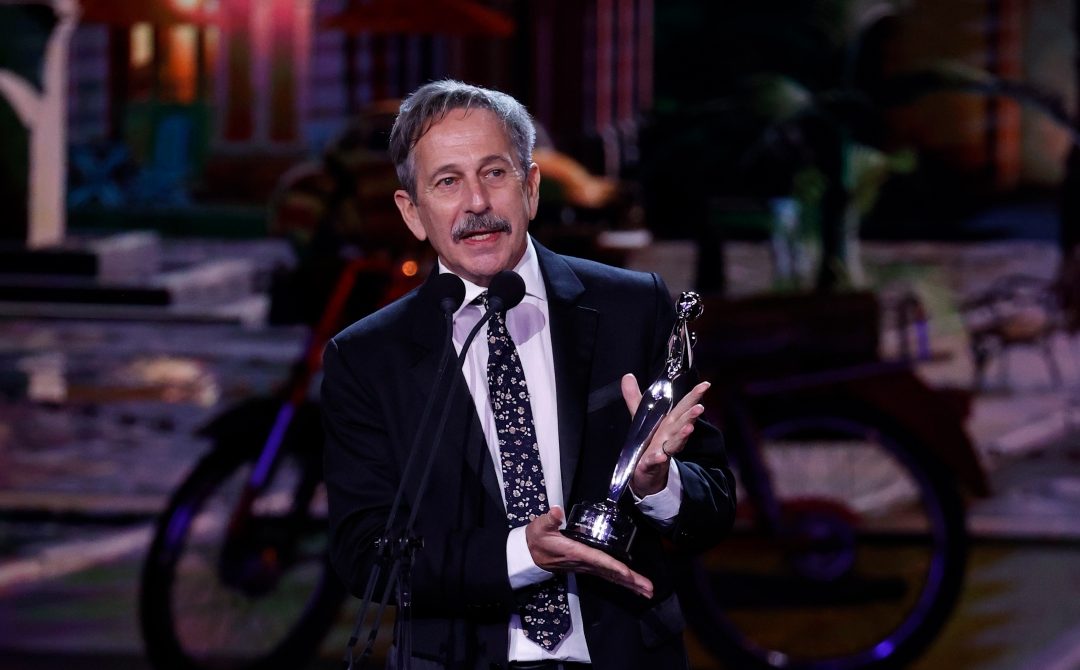 Alfredo Castro triunfa en premios Platino y hace un llamado a invertir en la cultura