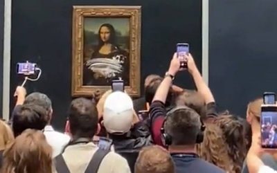 La pintura de la Mona Lisa recibió un tortazo en el Louvre