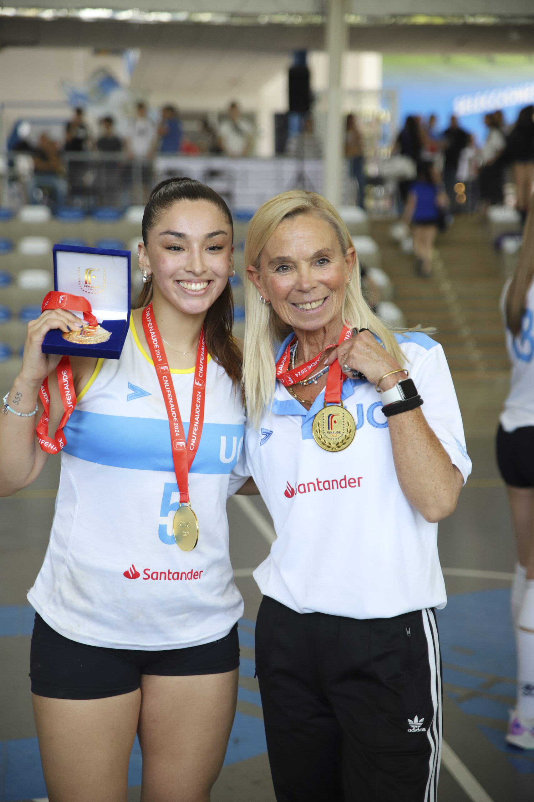 Paula Salinas y Tamara Sáez en la premiación del Campeonato Nacional Universitario 2024. 