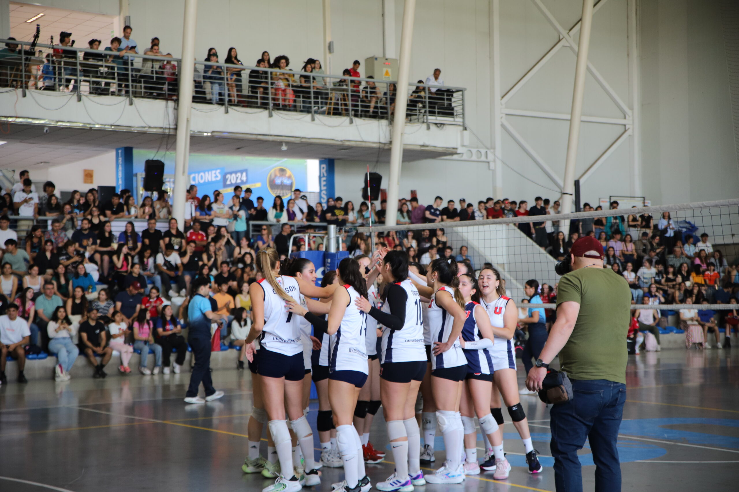 El equipo de la UCH celebrando tras ganar un punto en la final por el tercer lugar.