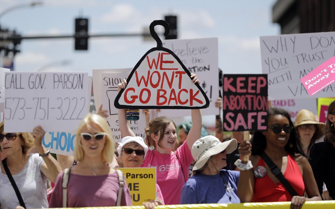 imagen de mujeres protestando con pancartas alusivas al aborto, tales como: "we wont go back", "keep abortion safe"