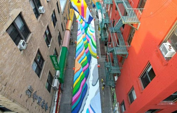 Artista chileno rocía la calle Doyers St en Chinatown con coloridas “Terrazas de arroz”