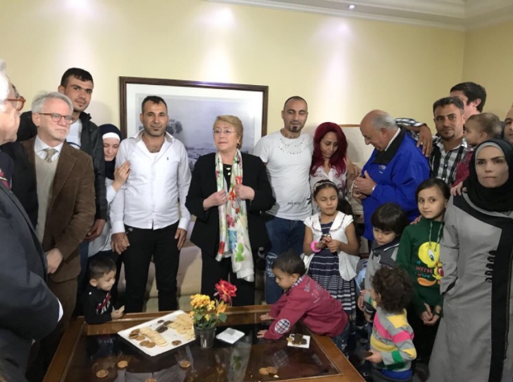Catorce familias sirias llegaron hoy a al país en calidad de Refugiados y fueron recibidas por la presidente Michelle Bachelet