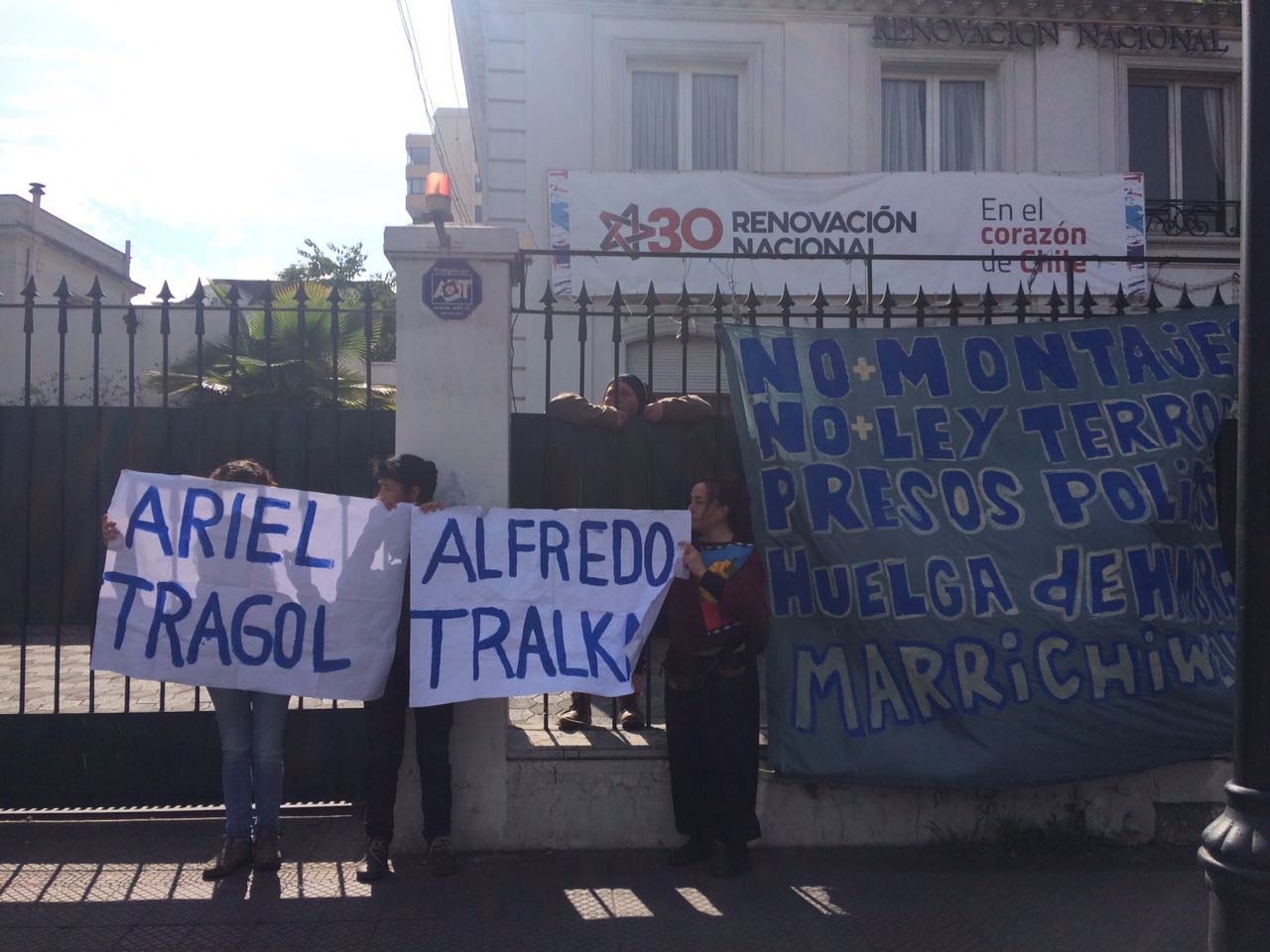 Manifestantes se toman sede de RN para protestar por comuneros mapuche detenidos en huelga de hambre