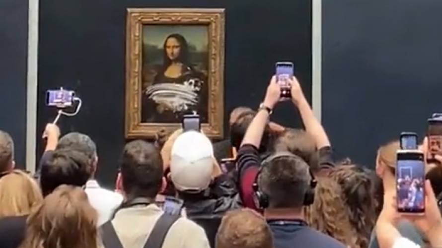 La pintura de la Mona Lisa recibió un tortazo en el Louvre